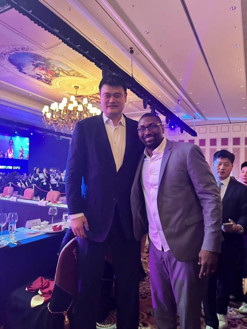 阿泰斯特曬與姚明合照：這是我最喜歡的隊(duì)友 姚??！