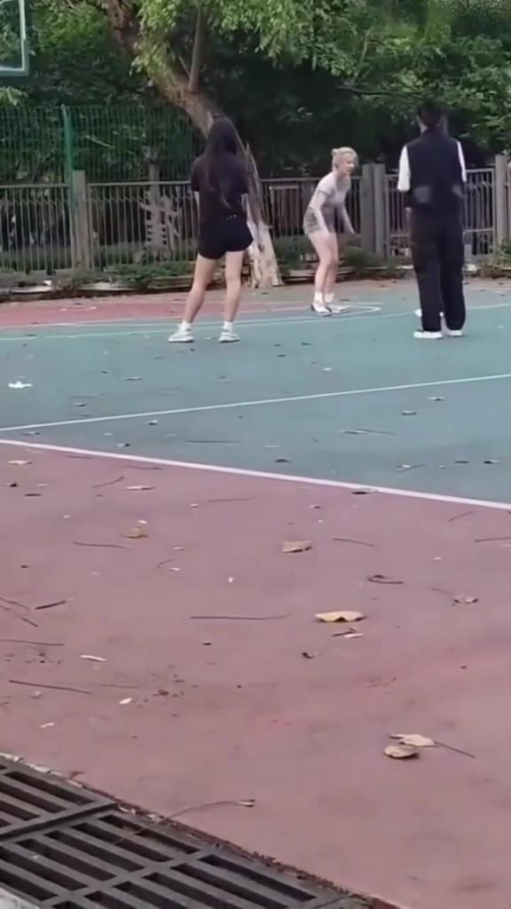 上來(lái)就背打女生的男人，真的活該沒(méi)有女朋友啊