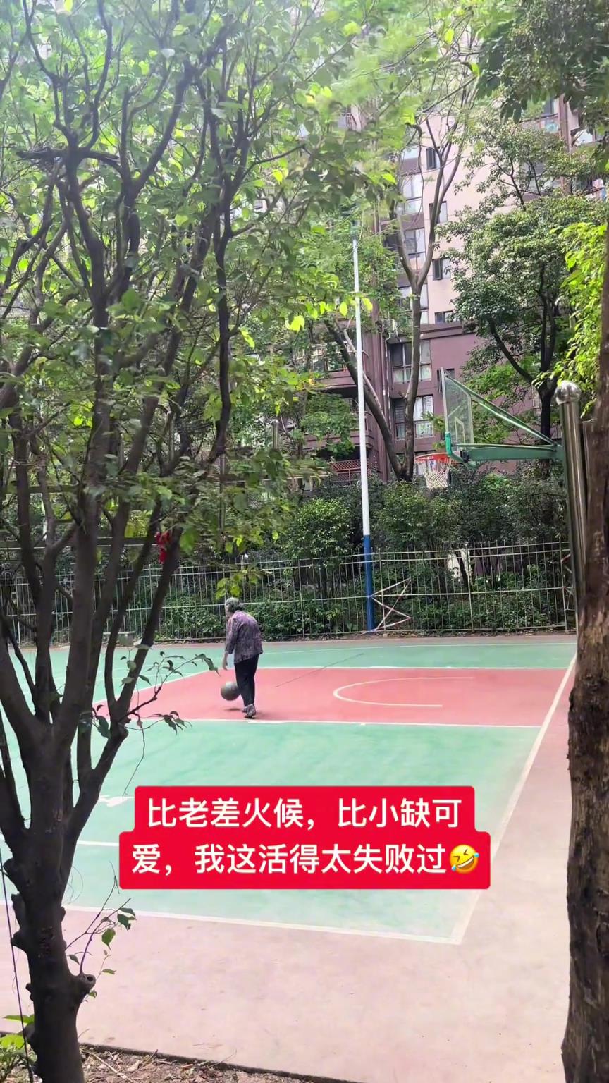這阿婆單手一投一個(gè)準(zhǔn)，姜還是老的辣