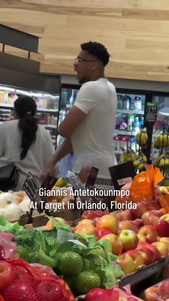 好男人?。∽帜父缭趭W蘭多度假 陪妻子一起逛超市