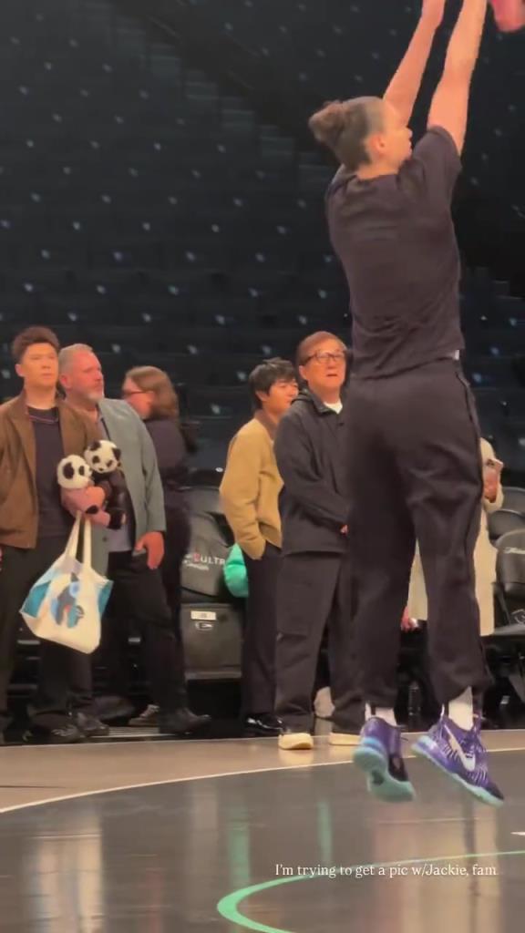 71歲成龍現(xiàn)身巴克萊中心看女籃比賽：她們投籃怎么那么準！?。?>
                                <div   id=