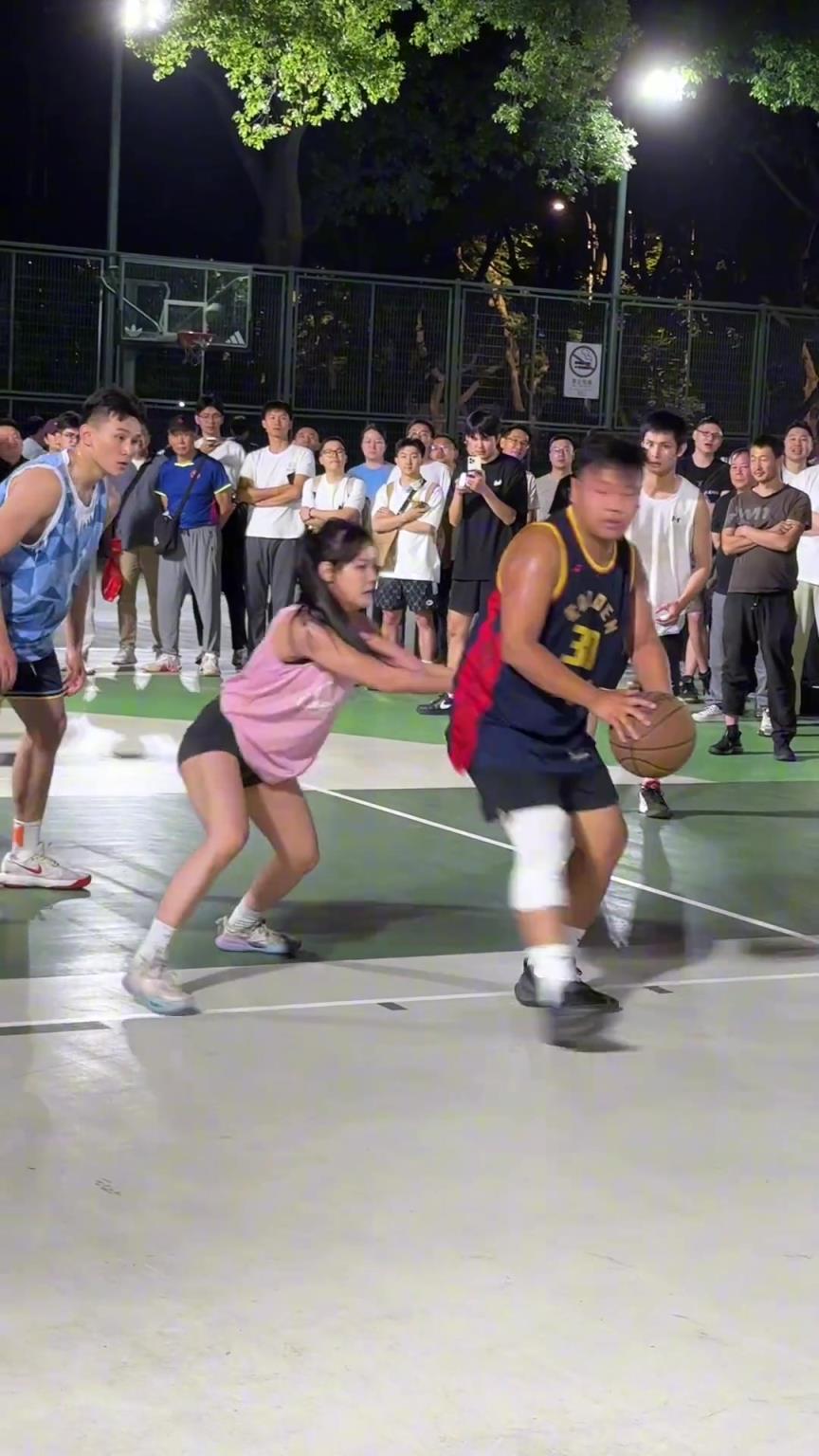 這哥們看見防自己的是女生，一個勁背打，球也不傳了